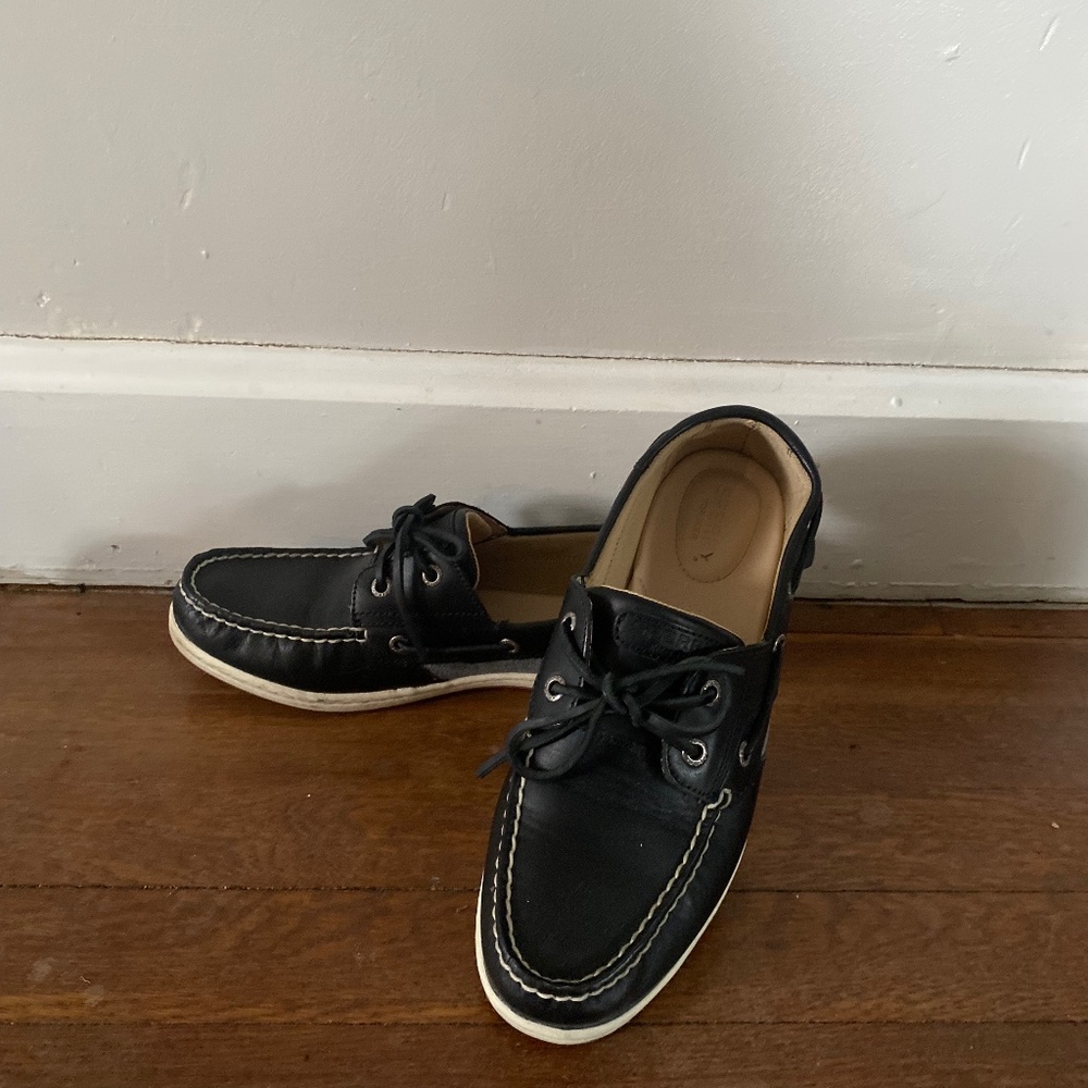 Women’s size 9.5  Sperry Koifish textured stripe boat shoe black